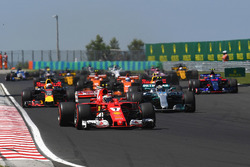 Kimi Raikkonen, Ferrari SF70-H at the start of the race