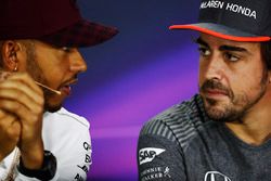 Гонщик Mercedes AMG F1 Льюис Хэмилтон и пилот McLaren Фернандо Алонсо