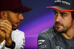 Lewis Hamilton, Mercedes AMG F1 habla con Fernando Alonso, McLaren