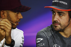 Гонщик Mercedes AMG F1 Льюис Хэмилтон и пилот McLaren Фернандо Алонсо