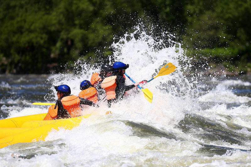 Pilotos de Red Bull hacen rafting en el río: Daniel Ricciardo, Max Verstappen, Daniil Kvyat y Carlos Sainz, Jr.