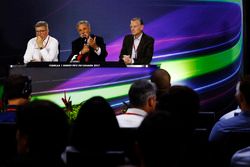 Ross Brawn, directeur de la compétition de la FOM, Chase Carey, directeur exécutif du Formula One groupe et Sean Bratches, directeur des opérations commerciales du Formula One Group