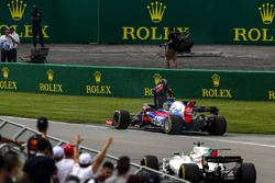 Felipe Massa, Williams FW40 passes Carlos Sainz Jr., Scuderia Toro Rosso STR12 who stops on track in FP1