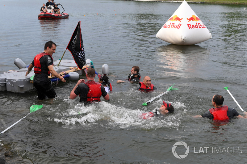 Red Bull Racing en la carrera de balsas