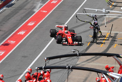 Sebastian Vettel, Ferrari SF70H pits, a broken front wing