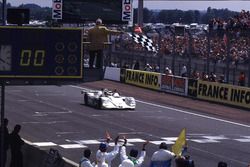 Checkered flag for Pierluigi Martini, Yannick Dalmas, Joachim Winkelhock, BMW V12 LMR