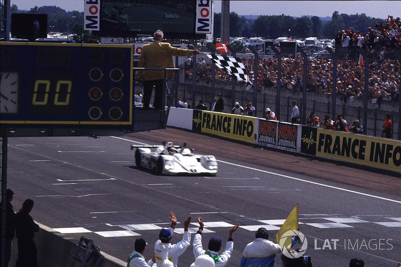 Bandera a cuadros para Pierluigi Martini, Yannick Dalmas, Joachim Winkelhock, BMW V12 LMR