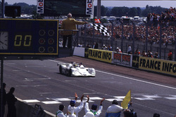 Damalı bayrak: Pierluigi Martini, Yannick Dalmas, Joachim Winkelhock, BMW V12 LMR