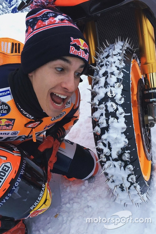 Марк Маркес, Repsol Honda Team, та його мотоцикл, взутий в шиповані шини