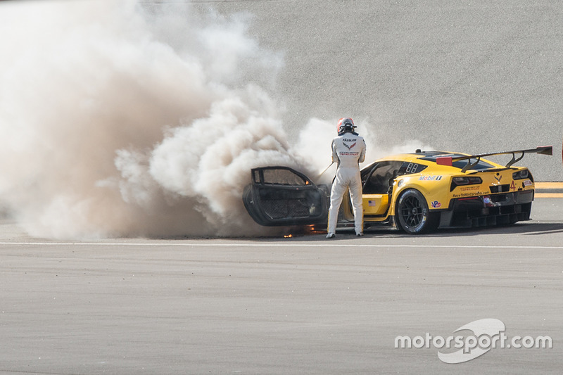 Marcel Fässler with a fire extinguisher at the #4 Corvette Racing Chevrolet Corvette C7.R on fire