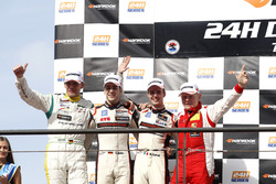 Podio: al secondo posto #12 Manthey Racing Porsche 991 GT3 R: Otto Klohs, Sven Müller, Matteo Cairoli, Jochen Krumbach