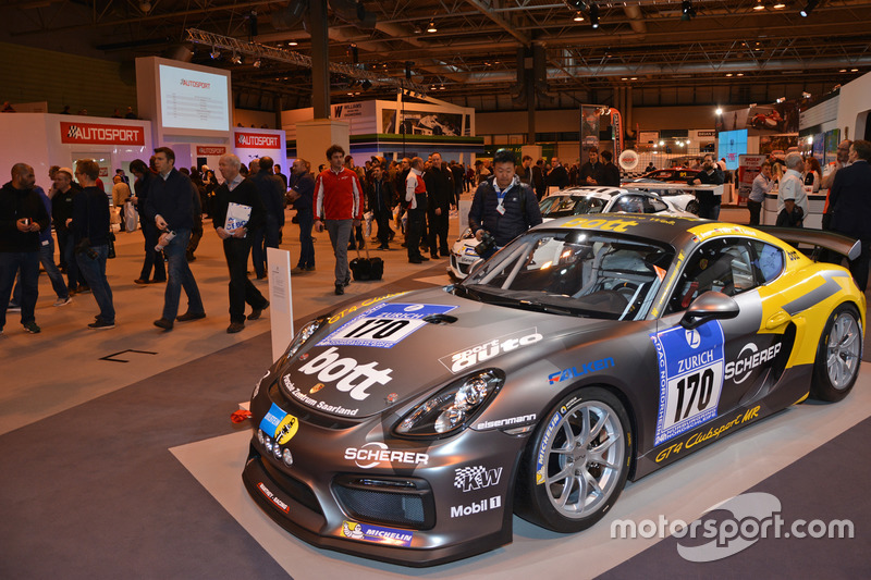 De beurshal met een fraaie Porsche Cayman GT4