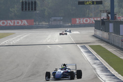 Presely Martono memimpin Race 3