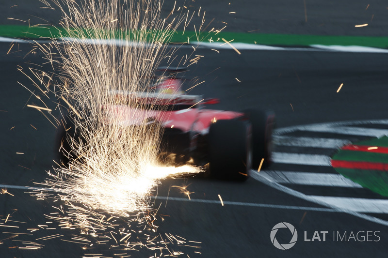 Sebastian Vettel, Ferrari SF70H, desprende chispas