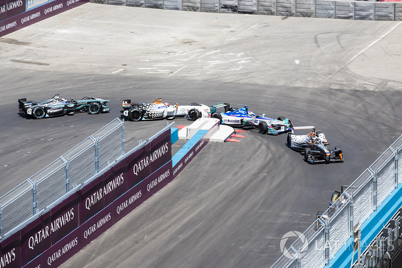 Jérôme d'Ambrosio, Dragon Racing, leads Antonio Felix da Costa, Amlin Andretti Formula E Team, Loic Duval, Dragon Racing, Adam Carroll, Jaguar Racing