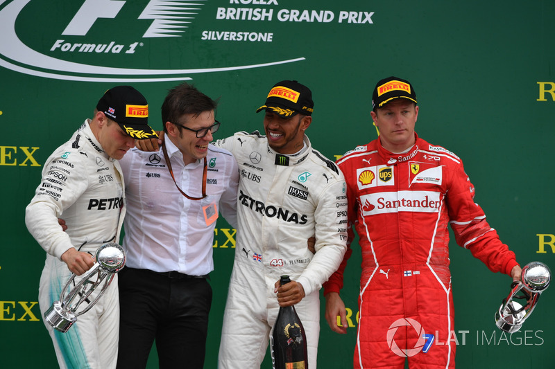Podio: il vincitore della gara Lewis Hamilton, Mercedes AMG F1, il secondo classificato Valtteri Bottas, Mercedes AMG F1, il terzo classificato Kimi Raikkonen, Ferrari, Peter Bonnington, ingegnere di pista Mercedes AMG F1