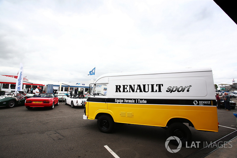 Renault Sport F1 Team F1 Historic: фургон