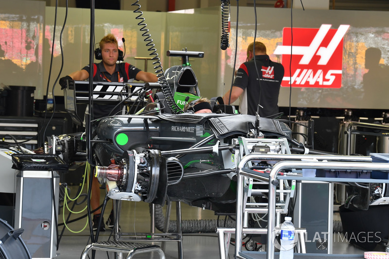 Haas F1 Team VF-17 nel garage