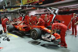 Механики Ferrari и автомобиль SF70H