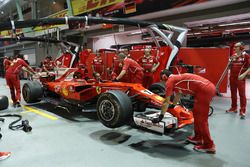 Mecánicos de Ferrari y Ferrari SF70H