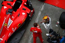 Lewis Hamilton, Mercedes AMG, célèbre sa victoire avec Sebastian Vettel, Ferrari