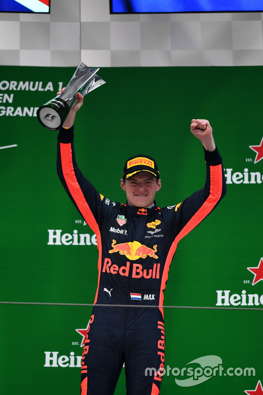 Max Verstappen, Red Bull Racing celebra en el podio con el trofeo