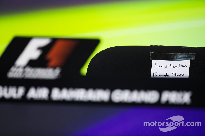 Name labels for Lewis Hamilton, Mercedes AMG, and Fernando Alonso, McLaren