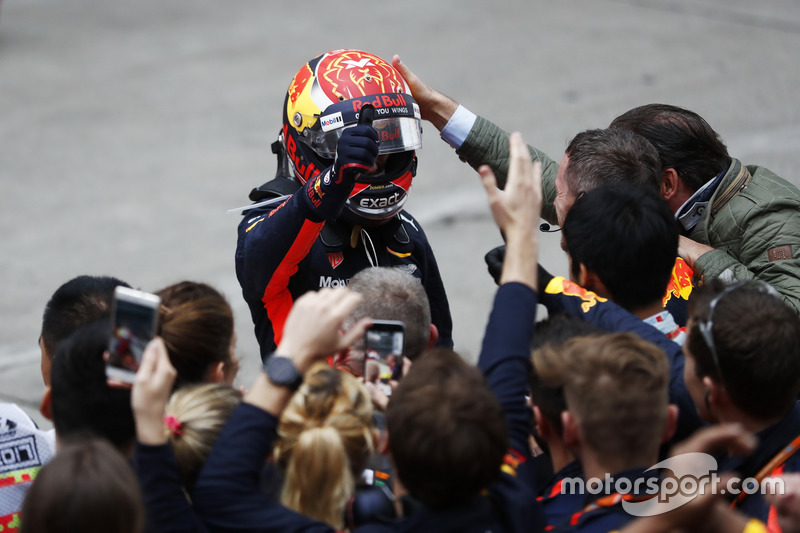 Max Verstappen, Red Bull, celebrates in Parc Ferme with his team and his father Jos Verstappen