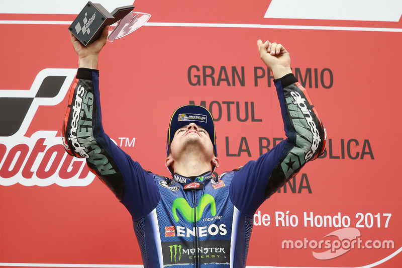 Maverick Vinales merayakan kemenangan di podium