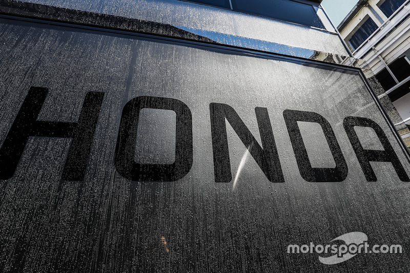 Le logo Honda sur le motorhome McLaren