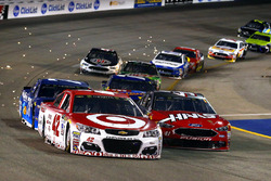 Kyle Larson, Chip Ganassi Racing Chevrolet, Kurt Busch, Stewart-Haas Racing Ford