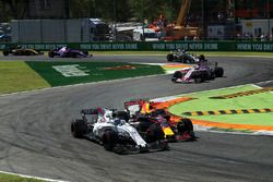 Max Verstappen, Red Bull Racing RB13 en lutte avec Felipe Massa, Williams FW40