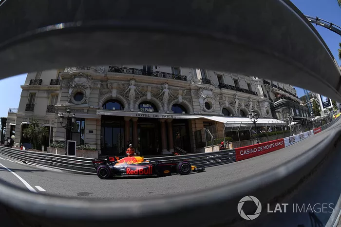 Abrindo a terceira fila, Daniel Ricciardo ficou bastante irritado com a Red Bull, que o colocou no meio do tráfego para a última tentativa no Q3.