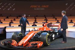 McLaren MCL32 e Zak Brown, Direttore Esecutivo McLaren