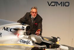 Dr. Vijay Mallya, dueño del equipo Sahara Force India F1 Team con el Sahara Force India F1 VJM10