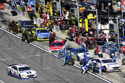 Pit stop, Trevor Bayne, Roush Fenway Racing Ford; Clint Bowyer, Stewart-Haas Racing Ford; Ty Dillon, Germain Racing Chevrolet; Ryan Blaney, Wood Brothers Racing Ford