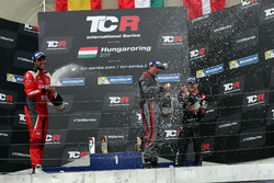 Podio: il vincitore della gara Attila Tassi, M1RA, Honda Civic TCR, il secondo classificato Pepe Oriola, Lukoil Craft-Bamboo Racing, SEAT León TCR, il terzo classificato Jens Reno Møller, Reno Racing, Honda Civic TCR