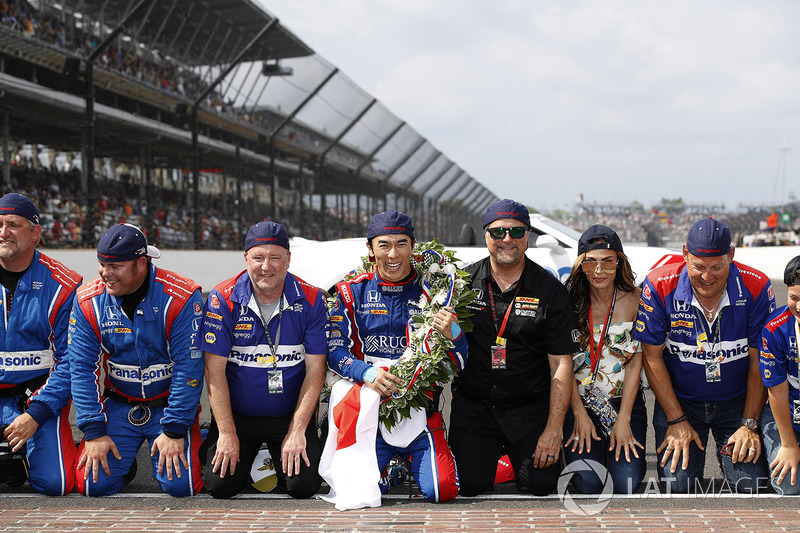 Takuma Sato, Andretti Autosport Honda with Michael Andretti, Andretti Autosport team owner and team on the bricks for a kiss