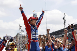 Winner Takuma Sato, Andretti Autosport Honda celebrates