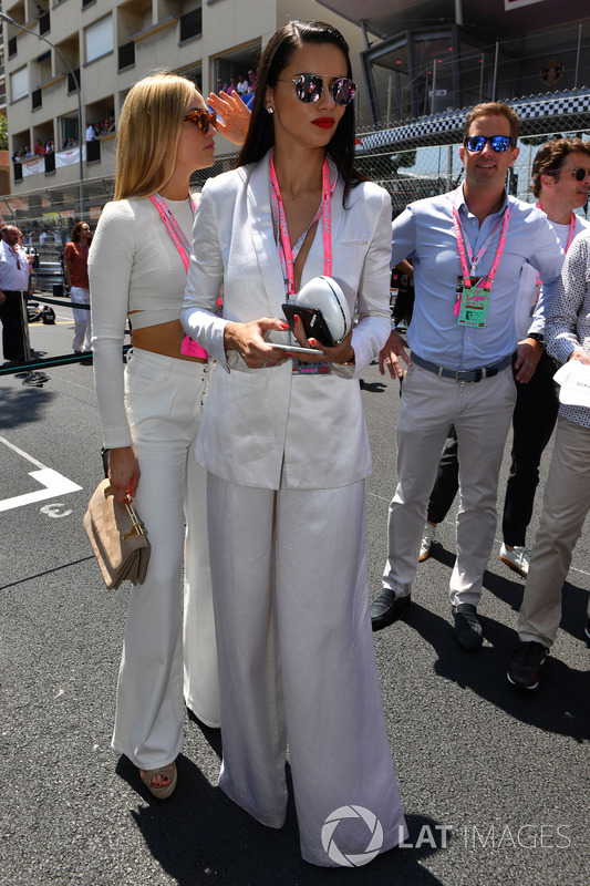 Adriana Lima, Model ve Carmen Jorda, Renault Sport F1 Team RS17 Geliştirme Pilotu