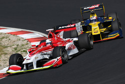 山下健太(Kenta Yamashita / KONDO RACING)を追うフェリックス・ローゼンクビスト(Felix Rosenqvist / SUNOCO Team LeMans)