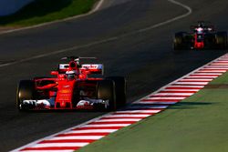 Kimi Räikkönen, Ferrari SF70H; Romain Grosjean, Haas F1 Team VF-17