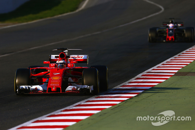 Kimi Raikkonen, Ferrari SF70H, devant Romain Grosjean, Haas F1 Team VF-17