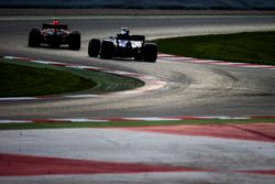 Max Verstappen, Red Bull Racing RB13, devant Marcus Ericsson, Sauber C36