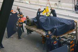 El Red Bull Racing RB13 de Max Verstappen, Red Bull Racing es llevado a los pits en una grúa