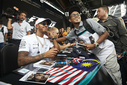 Lewis Hamilton, Mercedes AMG F1, firma autografi ai fan