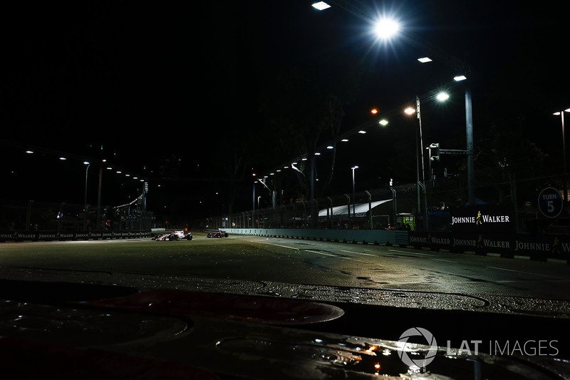 Esteban Ocon, Sahara Force India F1 VJM10 lidera a Carlos Sainz Jr., Scuderia Toro Rosso STR12