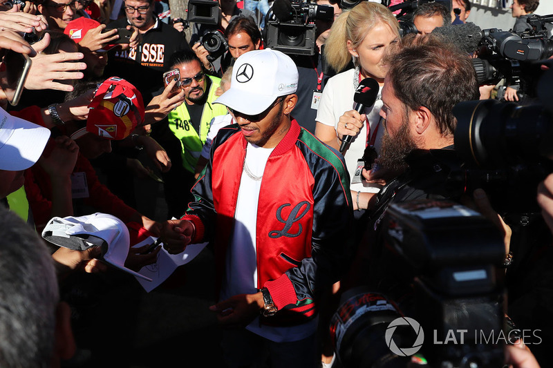 Lewis Hamilton, Mercedes AMG F1 signs autographs for the fans
