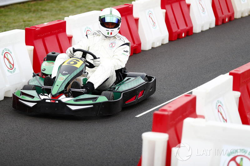 Jugador de fútbol Francesco Toldo en un kart