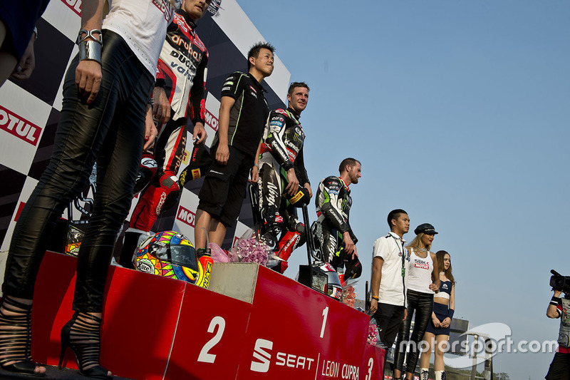 Podio: il vincitore della gara Jonathan Rea, Kawasaki Racing, il secondo classificato Chaz Davies, Ducati Team, il terzo classificato Tom Sykes, Kawasaki Racing